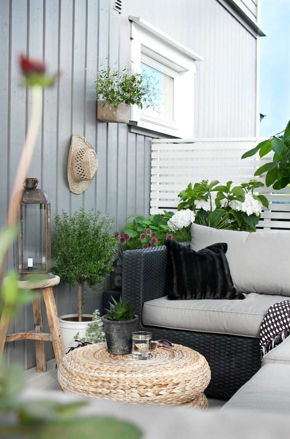 SOMMER I LUFTEN: Det er mye man kan gjøre for å skape hygge på uteplassen. Også når uteplassen er liten. Her er det pyntet med grønne vekster, lykter og fine krukker. På veggen henger en sommerlig hatt. Bordet er to puffer fra Ikea. SOMMER I LUFTEN: Det er mye man kan gjøre for å skape hygge på uteplassen. Også når uteplassen er liten. Her er det pyntet med grønne vekster, lykter og fine krukker. På veggen henger en sommerlig hatt. Bordet er to puffer fra Ikea.