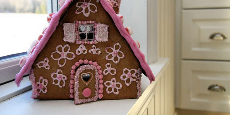 TRIVSEL I HUSET: For å unngå mistrivsel blant seigmenn, seigdamer og sure skrikerunger anbefaler SINTEF Byggforsk et samlet vindusareal på minimum 15% av pepperkakehusets bruksareal. TRIVSEL I HUSET: For å unngå mistrivsel blant seigmenn, seigdamer og sure skrikerunger anbefaler SINTEF Byggforsk et samlet vindusareal på minimum 15% av pepperkakehusets bruksareal.
