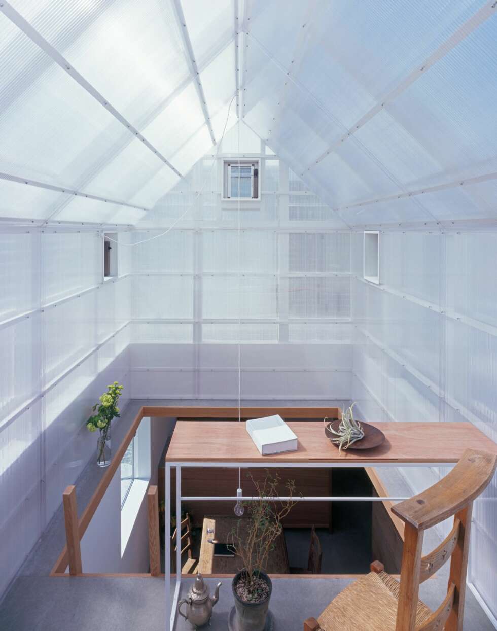 KONTOR: På kontoret i det ene drivhuset har man kontakt med stuen nedenfor. KONTOR: På kontoret i det ene drivhuset har man kontakt med stuen nedenfor.