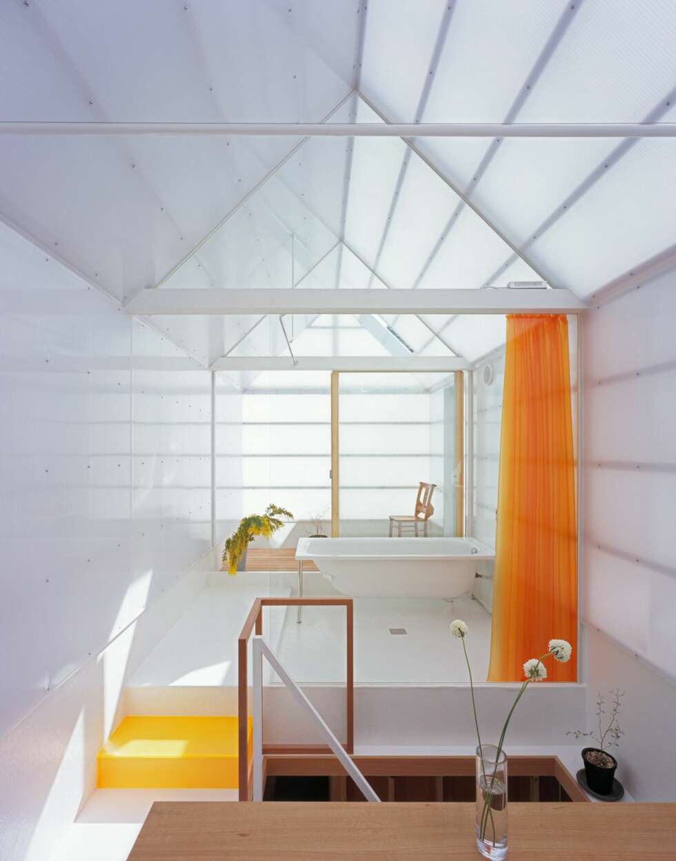 BAD: Badet er plassert i det ene huset med åpning ned. BAD: Badet er plassert i det ene huset med åpning ned.