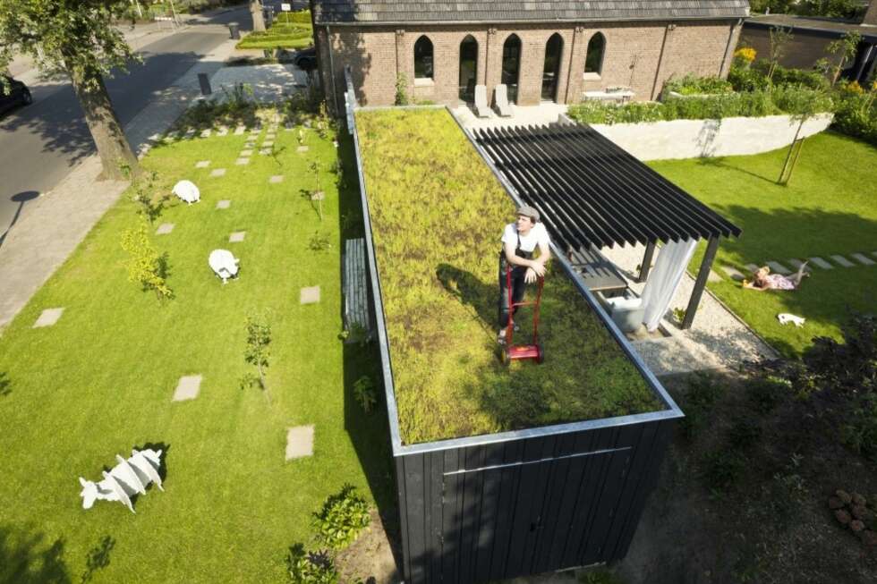 CONTAINER: Tilbygget, som er laget i en gammel shippingcontainer, har fått tak med gress. CONTAINER: Tilbygget, som er laget i en gammel shippingcontainer, har fått tak med gress.