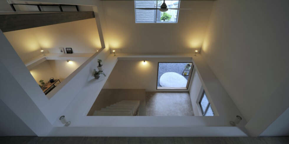 LYSSETTING: MEd den spennende måten huset er lyssatt på, får man en følelse av at man befinner seg på en scene. LYSSETTING: MEd den spennende måten huset er lyssatt på, får man en følelse av at man befinner seg på en scene.