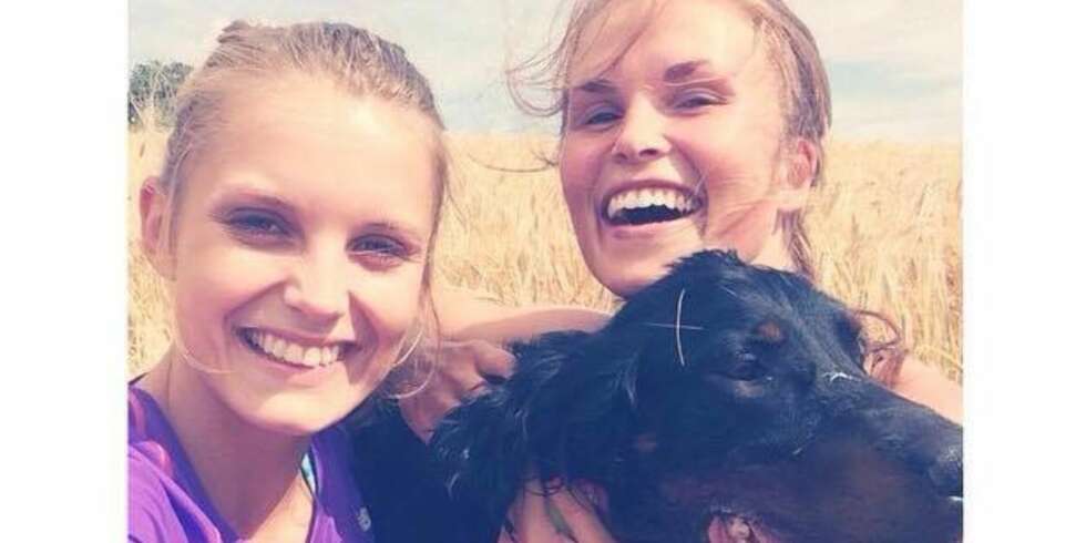SØSTER: Vilde (til venstre) skjønner storesøster Marias ønske om å reise vekk. Likevel fyller avskjeden henne med vemodige tanker. SØSTER: Vilde (til venstre) skjønner storesøster Marias ønske om å reise vekk. Likevel fyller avskjeden henne med vemodige tanker.