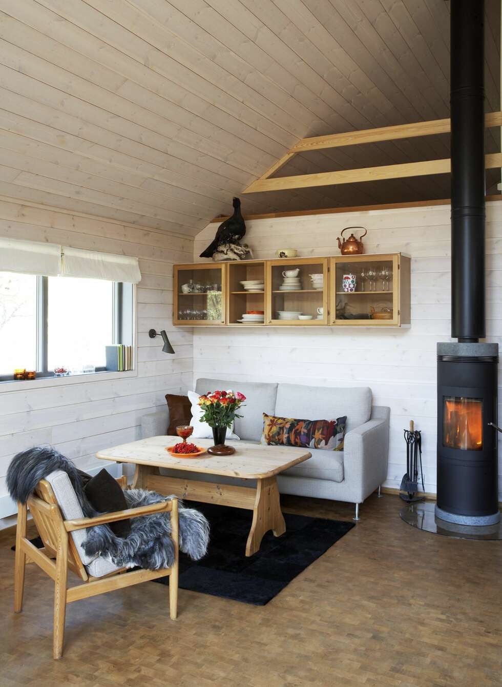 GJENBRUKSBORD: Stuebordet fulgte med fra den gamle hytta. GJENBRUKSBORD: Stuebordet fulgte med fra den gamle hytta.