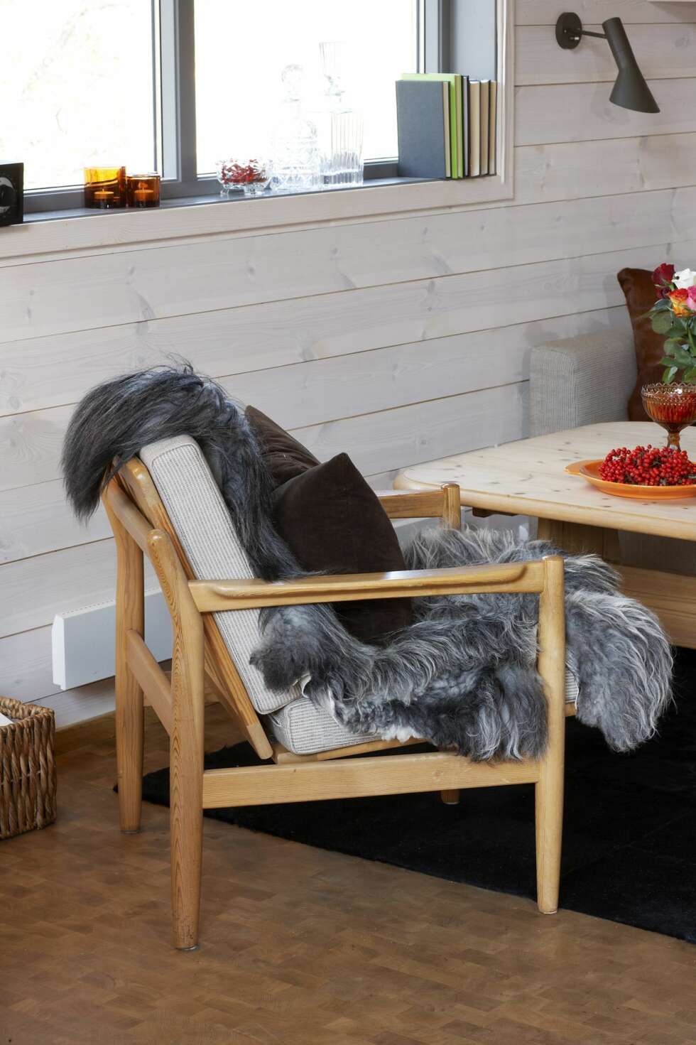 STOLER FRA 60-TALLET: Stolene er fra Biri Møbler, og ble produsert
i Norge på 1960-tallet. De er trukket om i samme stoff som sofaen. STOLER FRA 60-TALLET: Stolene er fra Biri Møbler, og ble produsert
i Norge på 1960-tallet. De er trukket om i samme stoff som sofaen.
