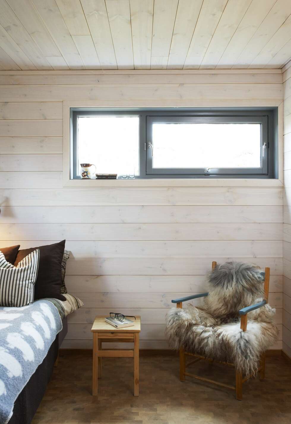ENKELT: Det er ti sengeplasser i den moderniserte hytta. På denne sengen ligger et Røros-pledd og puter fra Riis Interiør. Nattbordet er en mobil taburett, stolen er gammel. ENKELT: Det er ti sengeplasser i den moderniserte hytta. På denne sengen ligger et Røros-pledd og puter fra Riis Interiør. Nattbordet er en mobil taburett, stolen er gammel.