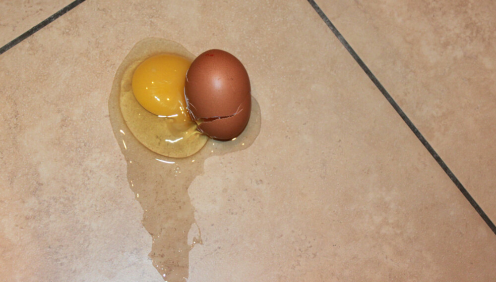 DROPP EDDIKEN: Det er mye du kan vaske med eddik, men ikke prøv å fjerne søl og flekker fra egg. DROPP EDDIKEN: Det er mye du kan vaske med eddik, men ikke prøv å fjerne søl og flekker fra egg.