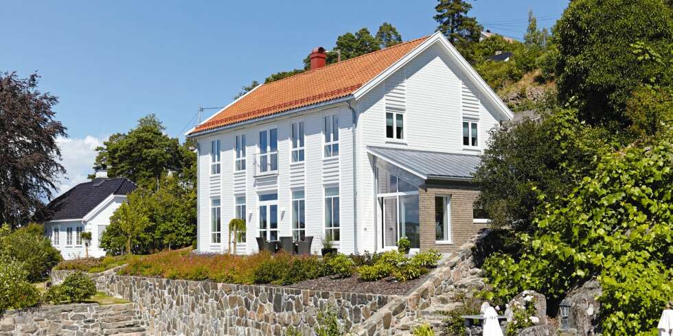 HUS MED STORE VINDUER: I stuen er det 280 cm under taket; lyst og luftig. HUS MED STORE VINDUER: I stuen er det 280 cm under taket; lyst og luftig.