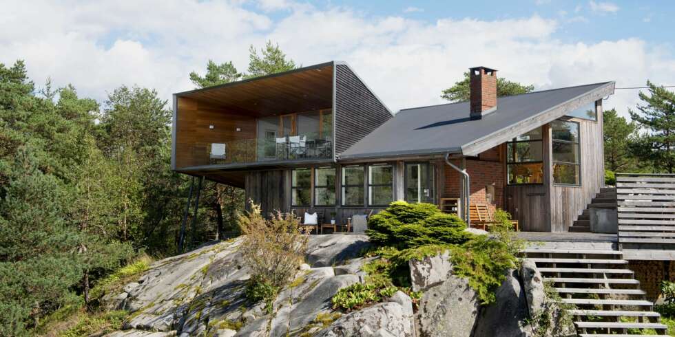 HYTTE OG ARKITEKTUR: Verandaen og soverommene i den venstre delen er det nye tilbygget. Hytta ligger på toppen av en høy knaus ved sjøen, og etter ombyggingen kan familien bedre nyte kveldssolen og utsikten. HYTTE OG ARKITEKTUR: Verandaen og soverommene i den venstre delen er det nye tilbygget. Hytta ligger på toppen av en høy knaus ved sjøen, og etter ombyggingen kan familien bedre nyte kveldssolen og utsikten.