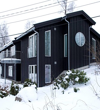 Mønehøyde og takvinkler er videreført fra hovedhuset. Både tilbygg
og hovedhus er kledd i lektepanel og sørger for en naturlig sammenheng mellom nytt og gammelt. Mønehøyde og takvinkler er videreført fra hovedhuset. Både tilbygg
og hovedhus er kledd i lektepanel og sørger for en naturlig sammenheng mellom nytt og gammelt.