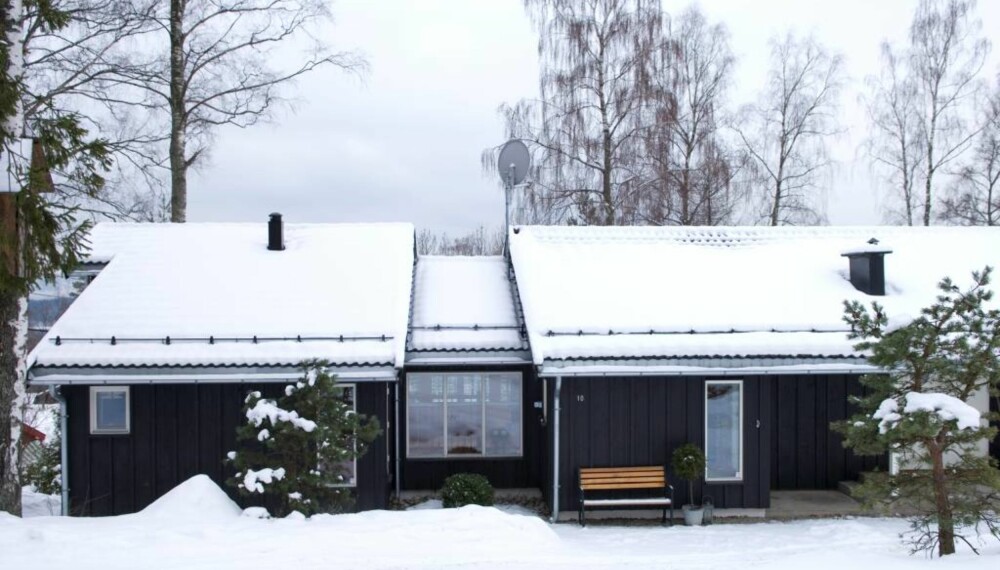 Et innfelt mellombygg bryter opp bygningskroppen og markerer skillet
mellom nytt og gammelt. Nye vinduer ble satt inn i den gamle delen for at tilbygg og hovedhus skulle harmonere. Et innfelt mellombygg bryter opp bygningskroppen og markerer skillet
mellom nytt og gammelt. Nye vinduer ble satt inn i den gamle delen for at tilbygg og hovedhus skulle harmonere.