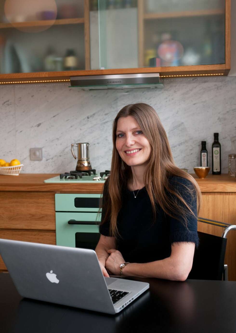KJØKKENARKITEKT. Sivilarkitekt MNAL Marianne Borge tegnet kjøkkeninnredningen i solid, oljet eik, glass, marmor og skifer. KJØKKENARKITEKT. Sivilarkitekt MNAL Marianne Borge tegnet kjøkkeninnredningen i solid, oljet eik, glass, marmor og skifer.