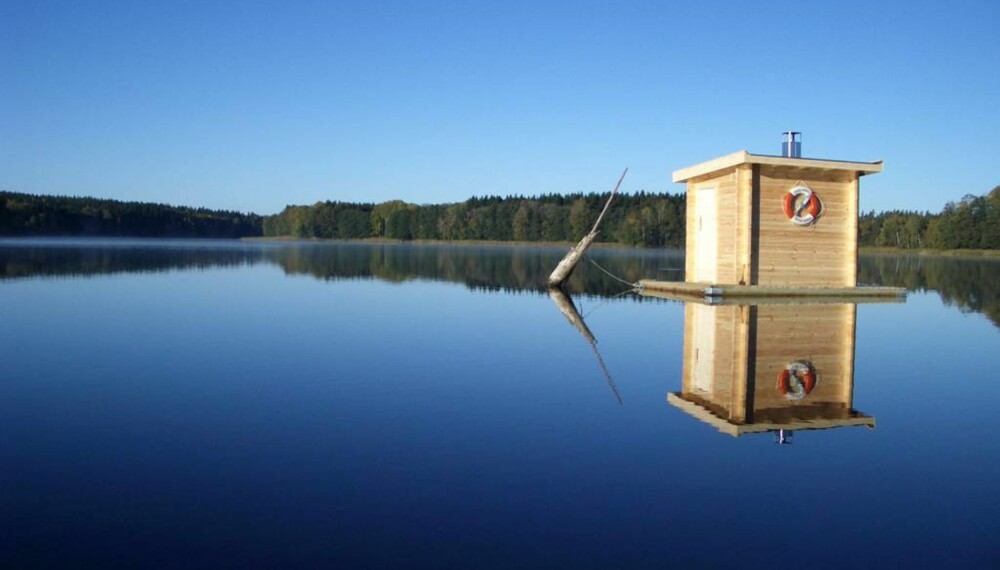 FLYTENDE BADSTUE : Har du et stille vann eller en beskyttet fjord tilgjengelig, og en ikke altfor streng kommune, kan kanskje en flytende badstue være noe å tenke på, selv om naturen selv går av med seieren når det gjelder skjønnheten. Fra svenske Nordic Marine Sauna AB kommer denne flytende og vedfyrte badstuen. Og prisen? Omtrent som en liten skjærgårdsjeep - 75 000 kroner med livbøye. FLYTENDE BADSTUE : Har du et stille vann eller en beskyttet fjord tilgjengelig, og en ikke altfor streng kommune, kan kanskje en flytende badstue være noe å tenke på, selv om naturen selv går av med seieren når det gjelder skjønnheten. Fra svenske Nordic Marine Sauna AB kommer denne flytende og vedfyrte badstuen. Og prisen? Omtrent som en liten skjærgårdsjeep - 75 000 kroner med livbøye.