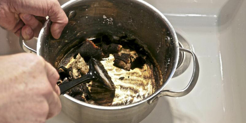 SKRAP VEKK: Når bakepulverblandingen har fått tid til å virke, er det bare å skrape ut de fastbrente matrestene. SKRAP VEKK: Når bakepulverblandingen har fått tid til å virke, er det bare å skrape ut de fastbrente matrestene.