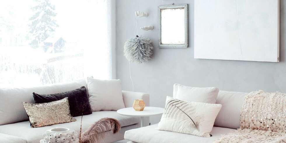 LYS DRØM: Elin Sveens stue er som en lys drøm i hvitt, beige og grått. Veggen over sofaen er malt med kalkmaling i fargen Elephant skin fra Pure&Original. Soafen er Elins eget design fra Ygg&Lyng. FOTO: Irene Sandved Lunde LYS DRØM: Elin Sveens stue er som en lys drøm i hvitt, beige og grått. Veggen over sofaen er malt med kalkmaling i fargen Elephant skin fra Pure&Original. Soafen er Elins eget design fra Ygg&Lyng. FOTO: Irene Sandved Lunde
