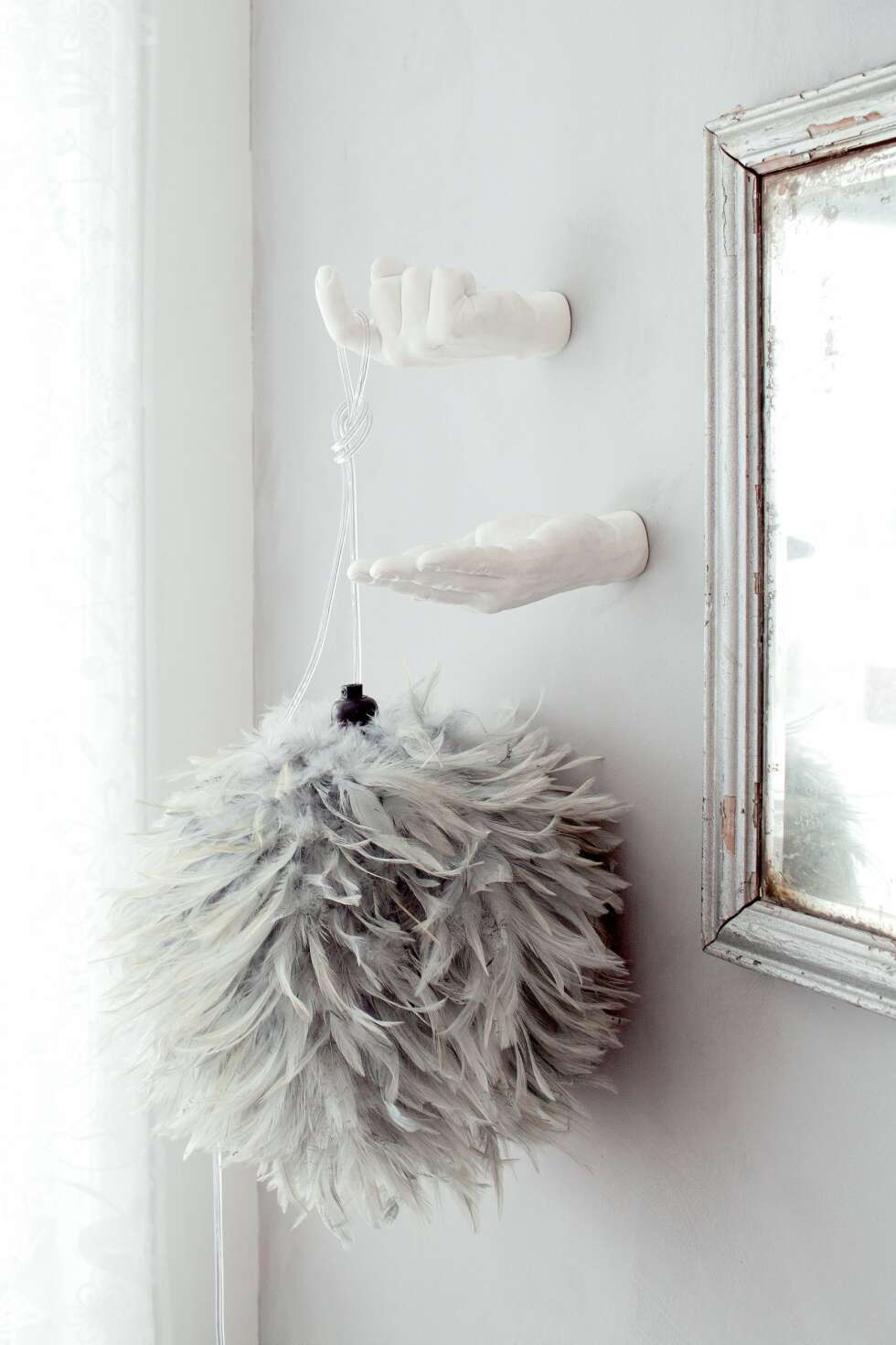 FJÆRLAMPE: Fjærlampen er fra Anouska. Hendene er laget av kunstneren Harry Allen for areaware.com. FOTO: Irene Sandved Lunde FJÆRLAMPE: Fjærlampen er fra Anouska. Hendene er laget av kunstneren Harry Allen for areaware.com. FOTO: Irene Sandved Lunde