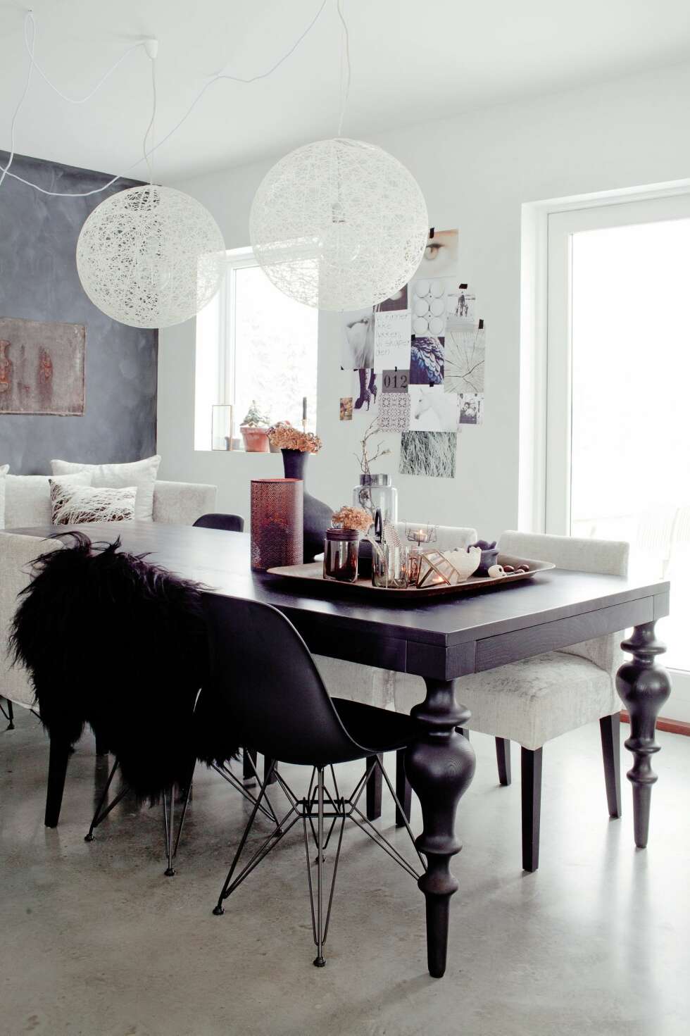 HUSETS HJERTE: Både sofaen og bordet er fra Ygg&Lyng, og de svarte stolene er fra Vitra. Lampen over bordet er fra Moooi. FOTO: Irene Sandved Lunde HUSETS HJERTE: Både sofaen og bordet er fra Ygg&Lyng, og de svarte stolene er fra Vitra. Lampen over bordet er fra Moooi. FOTO: Irene Sandved Lunde