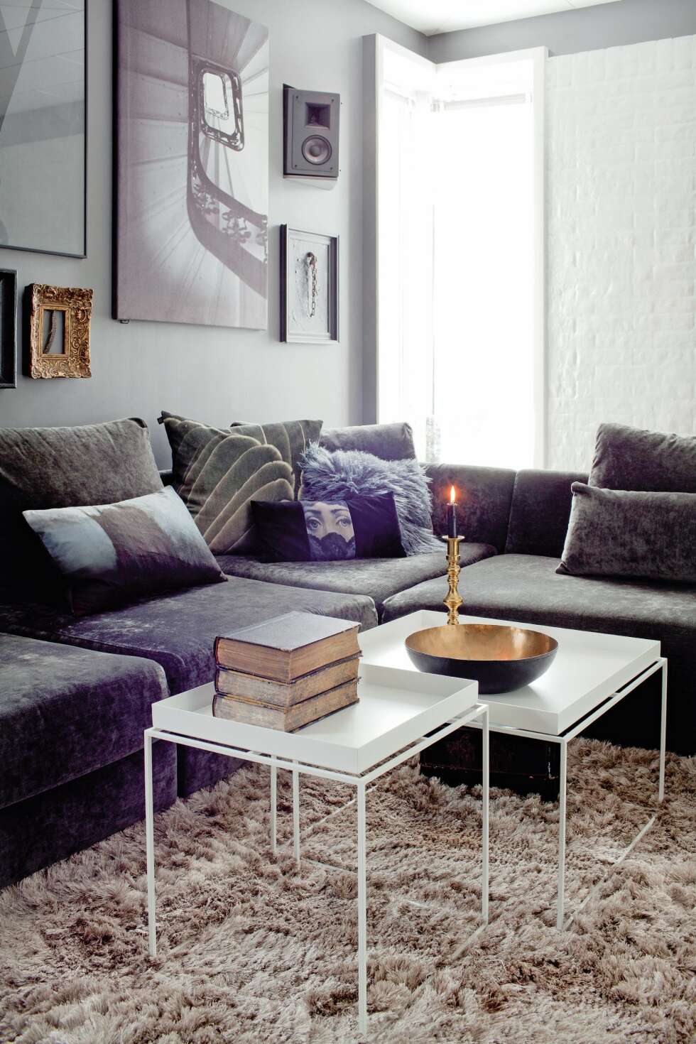 MØRK SONE: De hvite bordene er fra Hay, og sofaen er fra Ygg&Lyng. - Vi måtte ha en sofa vi kunne synke ned i, sier Elin. FOTO: Irene Sandved Lunde MØRK SONE: De hvite bordene er fra Hay, og sofaen er fra Ygg&Lyng. - Vi måtte ha en sofa vi kunne synke ned i, sier Elin. FOTO: Irene Sandved Lunde