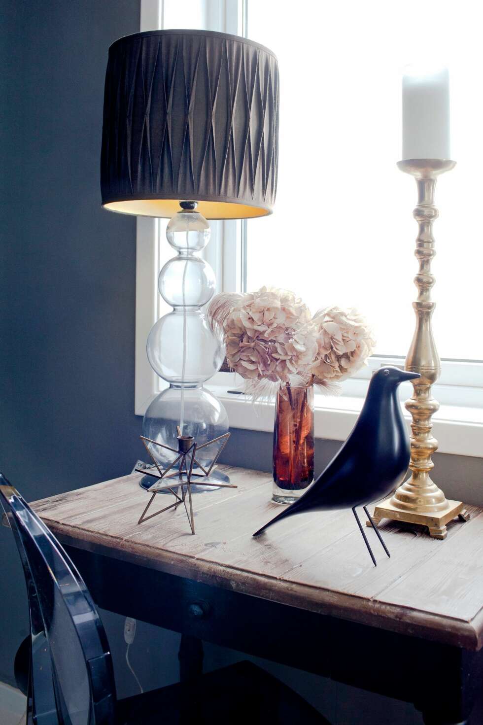 FOR INSPIRASJON: Lampefoten er fra House Doctor, fuglen heter Housebird og er fra Vitra, den lille lysestaken er fra Madam Stoltz, og den store er arvet. Stolen er fra Kartell. FOTO: Irene Sandved Lunde FOR INSPIRASJON: Lampefoten er fra House Doctor, fuglen heter Housebird og er fra Vitra, den lille lysestaken er fra Madam Stoltz, og den store er arvet. Stolen er fra Kartell. FOTO: Irene Sandved Lunde