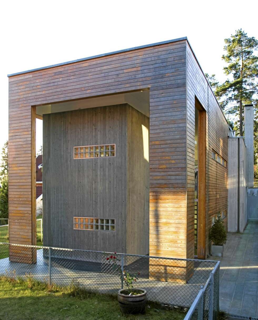 TRE OG BETONG: Inngangspartiet til huset er både åpent og lukket på samme tid. Sampillet melom de harde og myke materialene gir en spenstig, visuell virkning. TRE OG BETONG: Inngangspartiet til huset er både åpent og lukket på samme tid. Sampillet melom de harde og myke materialene gir en spenstig, visuell virkning.