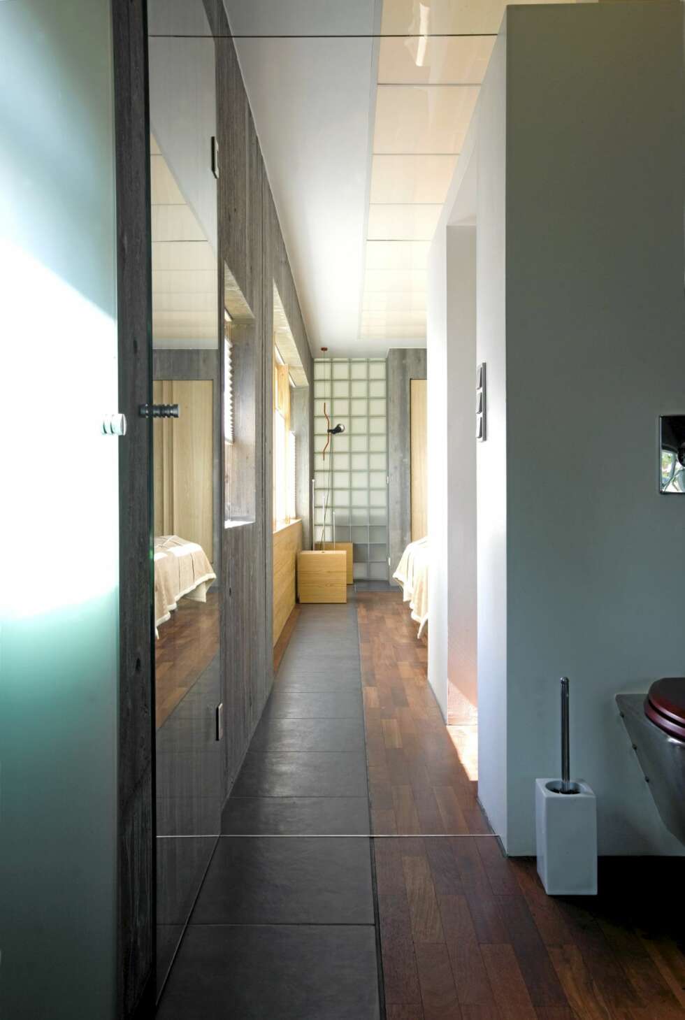 GOD ROMFORBINDELSE: Dette bildet tatt fra badet, og viser gangen og hele avdelingen med garderoberom og soverom. GOD ROMFORBINDELSE: Dette bildet tatt fra badet, og viser gangen og hele avdelingen med garderoberom og soverom.