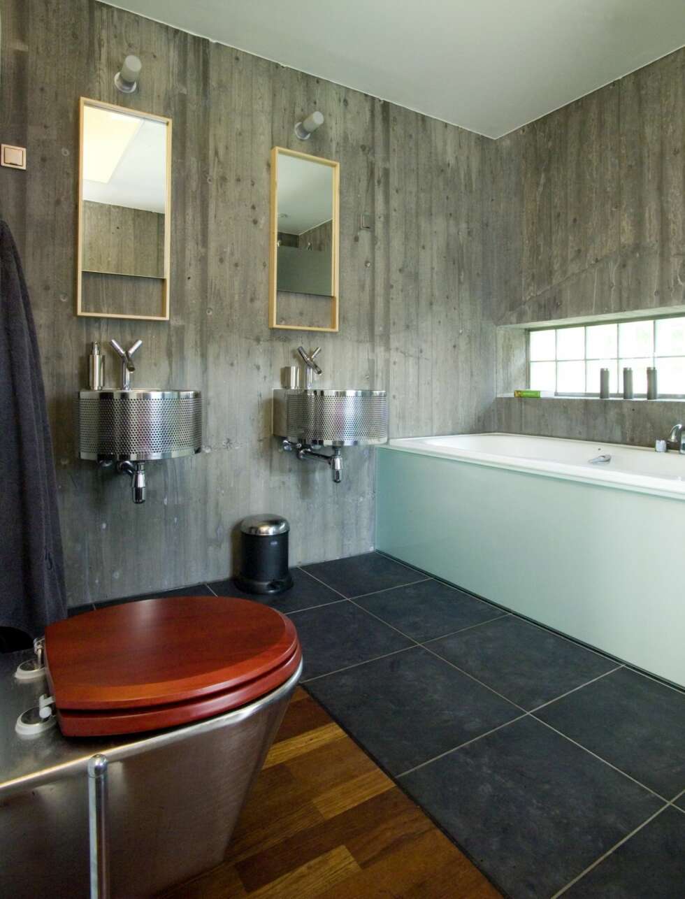 STERKE MATERIALER: Badet helt i enden av huset er også oppsiktsvekkende. Der er det røff betong mot glatte flater hele veien rundt. STERKE MATERIALER: Badet helt i enden av huset er også oppsiktsvekkende. Der er det røff betong mot glatte flater hele veien rundt.