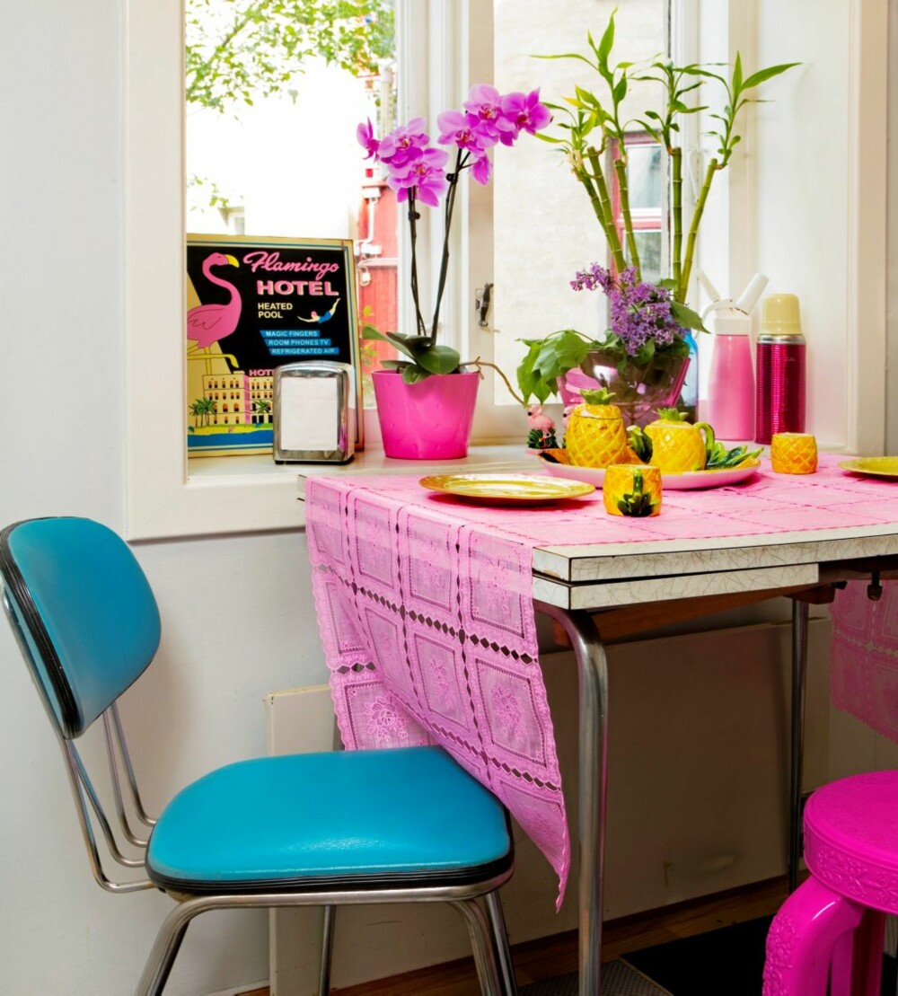 AMERICAN DINER: Med retrostoler og tilbehør i rosa og gult får kjøkkenet den rette dinerstemningen. AMERICAN DINER: Med retrostoler og tilbehør i rosa og gult får kjøkkenet den rette dinerstemningen.
