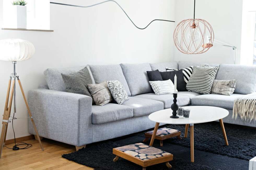 ENKLE GREP I STUA: Sofaen er fra mio.se. Lignende får du hos BoConcept. Sofabordet er fra en nedlagt butikk. Taklampen i kobber har Sofie funnet på et loppemarked. De to små puffene lagde Sofies oldefar en gang i tiden, men Sofie har trukket dem om i et moderne stoff fra Ikea. Skrivebordslampen som har tilhørt Sofies far, har fått litt kobberfarge på
innsiden av skjermen. Det gir et varmt og fint lys. FOTO: Emma Olai ENKLE GREP I STUA: Sofaen er fra mio.se. Lignende får du hos BoConcept. Sofabordet er fra en nedlagt butikk. Taklampen i kobber har Sofie funnet på et loppemarked. De to små puffene lagde Sofies oldefar en gang i tiden, men Sofie har trukket dem om i et moderne stoff fra Ikea. Skrivebordslampen som har tilhørt Sofies far, har fått litt kobberfarge på
innsiden av skjermen. Det gir et varmt og fint lys. FOTO: Emma Olai