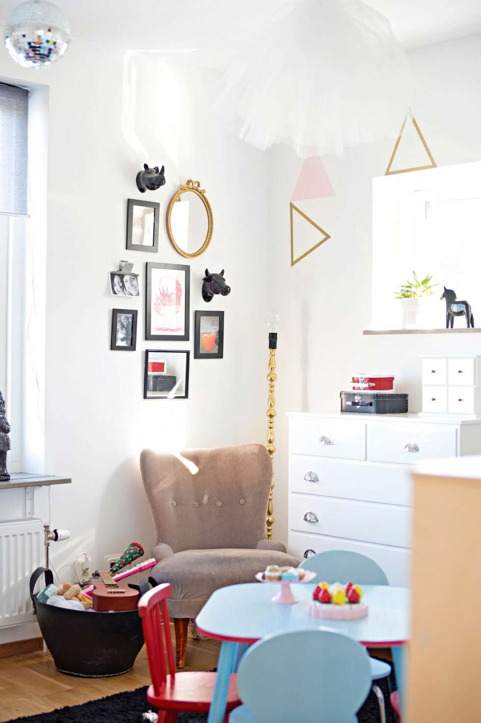 EN SALIG BLANDING: Her blander Sofie gammelt og nytt. Bordet er fra Ikea, og stolene har hun funnet på ulike loppemarkeder. Legg merke til bildeveggen. Den setter preg på rommet. FOTO: Emma Olai EN SALIG BLANDING: Her blander Sofie gammelt og nytt. Bordet er fra Ikea, og stolene har hun funnet på ulike loppemarkeder. Legg merke til bildeveggen. Den setter preg på rommet. FOTO: Emma Olai