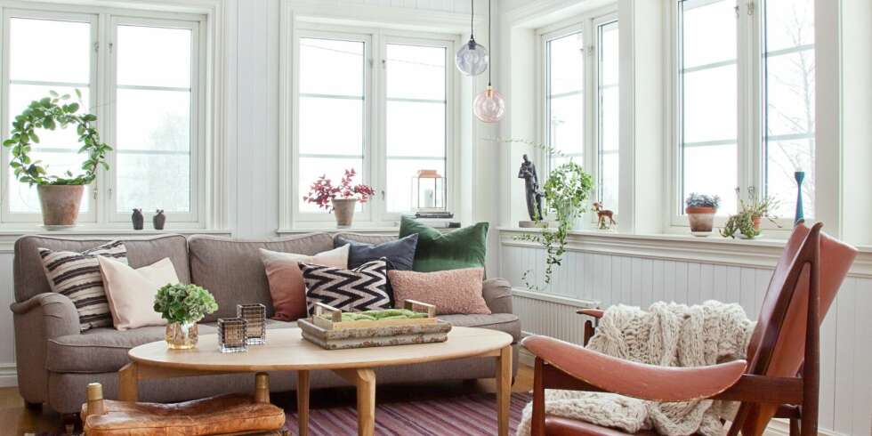 LYKKETREFF: Det var her Jorunn sto da hun skjønte at dette var huset de skulle bo i. Sofaen fra Milton har ekstra slitesterkt stoff, og putene er fra Senze of Joy, Day Birger et Mikkelsen og Home & Cottage. De enkle lampene er fra Ballroom, mens skulpturene er laget av den nederlandske kunstneren Herman Gast, som er faren til Jorunns svigerinne. Teppet i ull er fra Home & Cottage. Stolen Høvdingen er designet av Finn Juhl og er et bruktfunn. – Du sitter virkelig som en høvding i stolen – den er en juvel, sier Jorunn. FOTO: Jorunn Tharaldsen LYKKETREFF: Det var her Jorunn sto da hun skjønte at dette var huset de skulle bo i. Sofaen fra Milton har ekstra slitesterkt stoff, og putene er fra Senze of Joy, Day Birger et Mikkelsen og Home & Cottage. De enkle lampene er fra Ballroom, mens skulpturene er laget av den nederlandske kunstneren Herman Gast, som er faren til Jorunns svigerinne. Teppet i ull er fra Home & Cottage. Stolen Høvdingen er designet av Finn Juhl og er et bruktfunn. – Du sitter virkelig som en høvding i stolen – den er en juvel, sier Jorunn. FOTO: Jorunn Tharaldsen