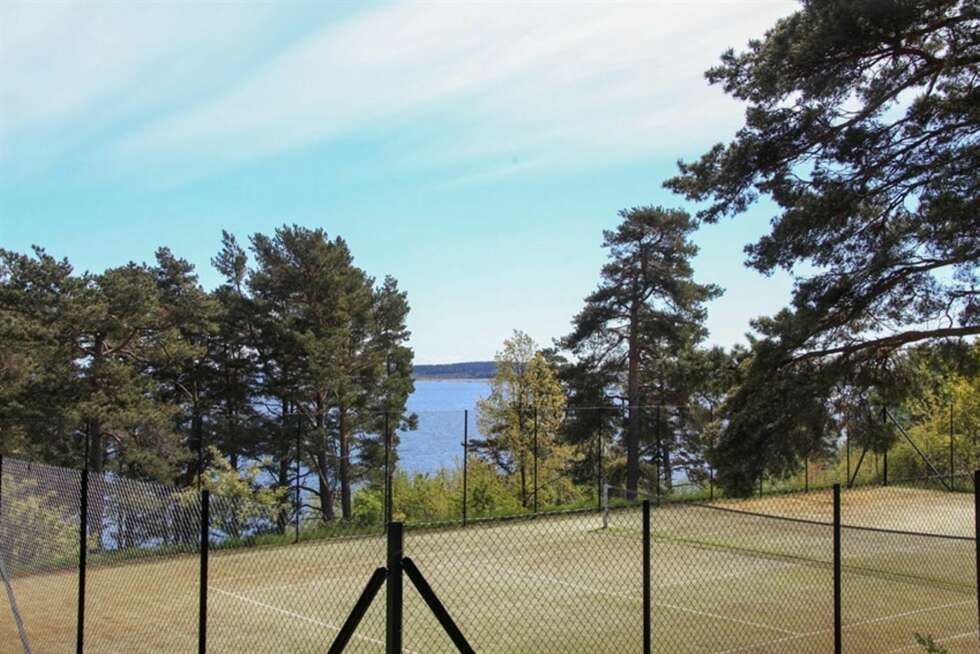 TENNIS: Livet på solsidan består blant annet av å klaske tennis. Utsikten her er heller ikke dårlig. TENNIS: Livet på solsidan består blant annet av å klaske tennis. Utsikten her er heller ikke dårlig.
