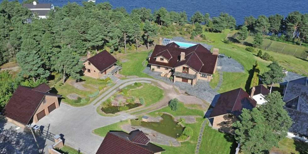 BOLIGDRØM: I Bloksbergveien på Husøy/Tønsberg ligger denne villaen med svømmebasseng, tennisbane, egen brygge og storslagen utsikt. Prisantydning 28 millioner kroner. BOLIGDRØM: I Bloksbergveien på Husøy/Tønsberg ligger denne villaen med svømmebasseng, tennisbane, egen brygge og storslagen utsikt. Prisantydning 28 millioner kroner.
