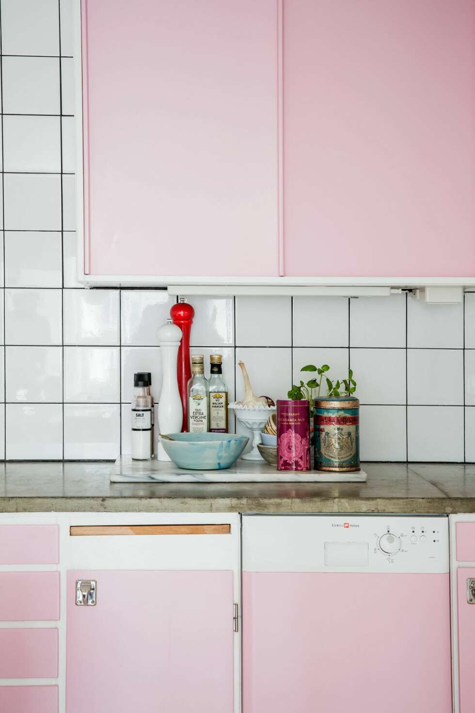 MATCH: Skapdørene ble malt rosa for å matche det rosa Smeg-kjøleskapet. Veggene er kledd med enkle, hvite fliser. FOTO: Jenny Brandt MATCH: Skapdørene ble malt rosa for å matche det rosa Smeg-kjøleskapet. Veggene er kledd med enkle, hvite fliser. FOTO: Jenny Brandt