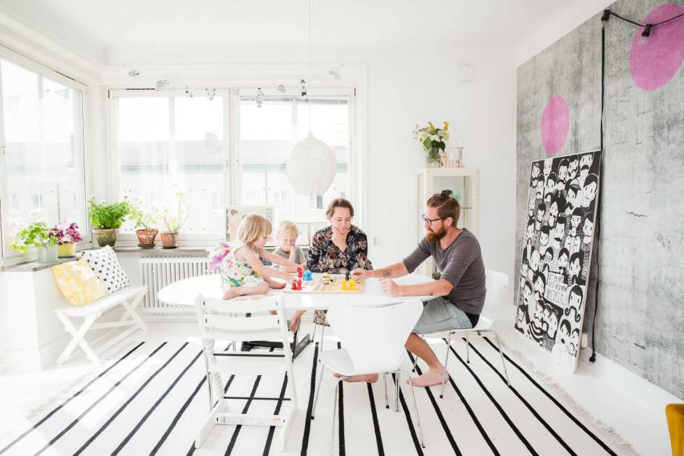 POLKADOTTER: I stuen har familien valgt et tapet med store, rosa polkadotter. Det er designet av Isabelle McAllister for Mr Perswall. Bordet er fra Fritz Hansen, gulvteppet fra carpetvista.com, og maleriet er laget av Anna Sonesson. Over bordet henger en hjemmelaget blondelampe. FOTO: Jenny Brandt POLKADOTTER: I stuen har familien valgt et tapet med store, rosa polkadotter. Det er designet av Isabelle McAllister for Mr Perswall. Bordet er fra Fritz Hansen, gulvteppet fra carpetvista.com, og maleriet er laget av Anna Sonesson. Over bordet henger en hjemmelaget blondelampe. FOTO: Jenny Brandt