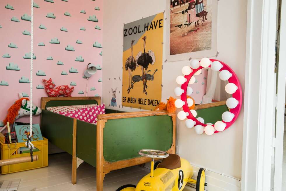 STYRENDE: Fargene og stilen på Iris' rom fikk være styrende for innredningen i resten av huset. Tapetet er designet av Isabelle McAllister for Mr Perswall. FOTO: Jenny Brandt STYRENDE: Fargene og stilen på Iris' rom fikk være styrende for innredningen i resten av huset. Tapetet er designet av Isabelle McAllister for Mr Perswall. FOTO: Jenny Brandt