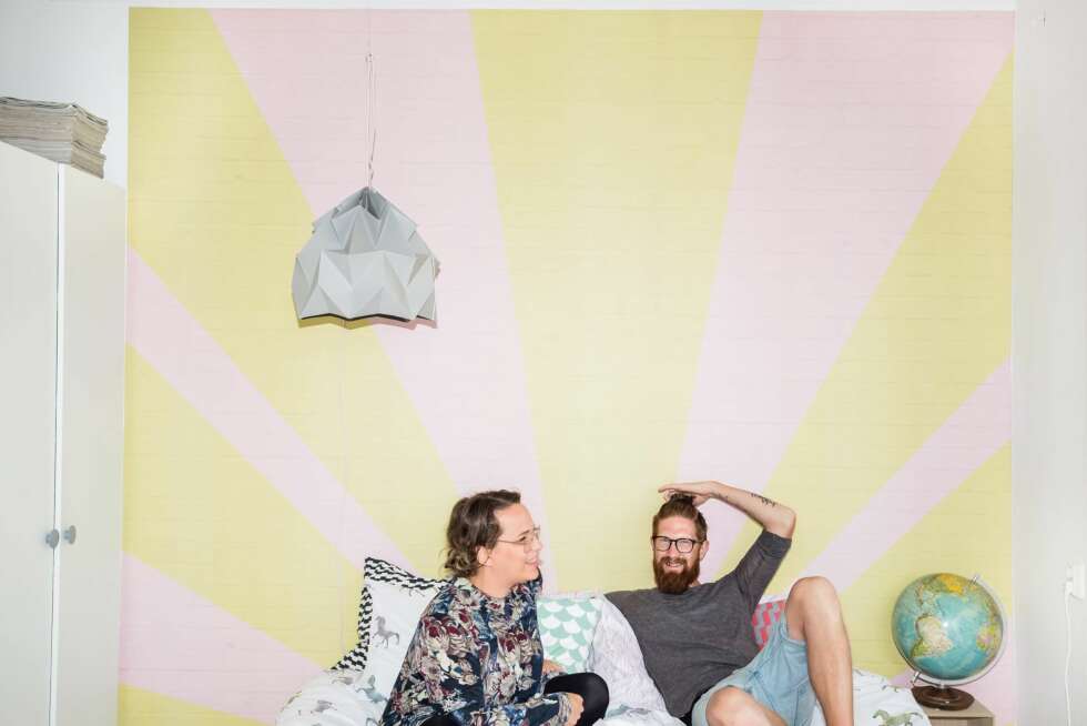 ALLTID SOL: Tapetet fra Isabelle McAllister/Mr Perswall sørger for at sola alltid skinner på soverommet til Pär og Lovisa. FOTO: Jenny Brandt ALLTID SOL: Tapetet fra Isabelle McAllister/Mr Perswall sørger for at sola alltid skinner på soverommet til Pär og Lovisa. FOTO: Jenny Brandt
