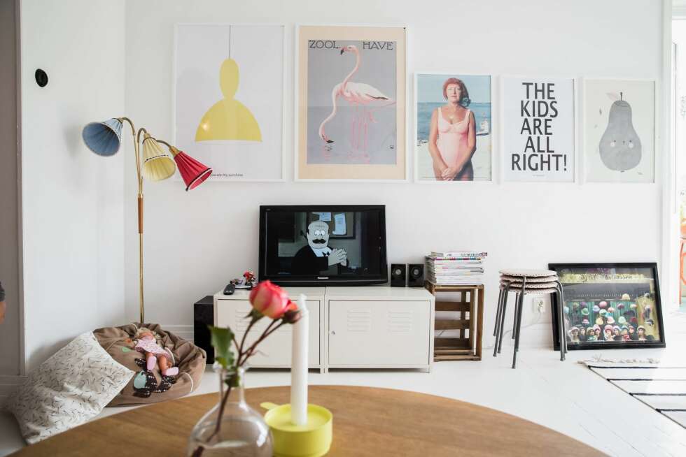 KUNST: Ingen vegg får være helt hvit i dette huset, så her er det hengt opp fargerik print i stil med resten av interiøret. FOTO: Jenny Brandt KUNST: Ingen vegg får være helt hvit i dette huset, så her er det hengt opp fargerik print i stil med resten av interiøret. FOTO: Jenny Brandt