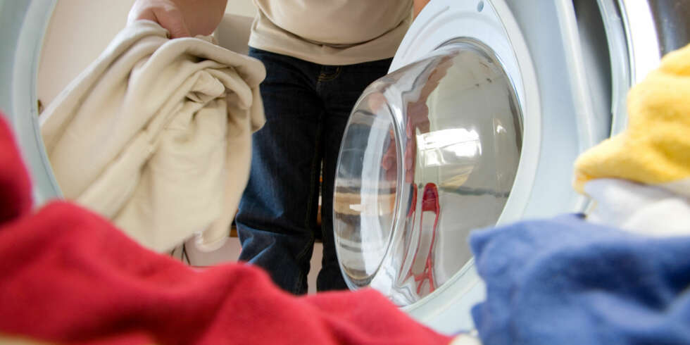 IKKE HELT FULLT: De fleste av oss vet nok ikke hvor mye tøy man egentlig kan fylle i vaskemaskinen. Her får du oversikten. IKKE HELT FULLT: De fleste av oss vet nok ikke hvor mye tøy man egentlig kan fylle i vaskemaskinen. Her får du oversikten.