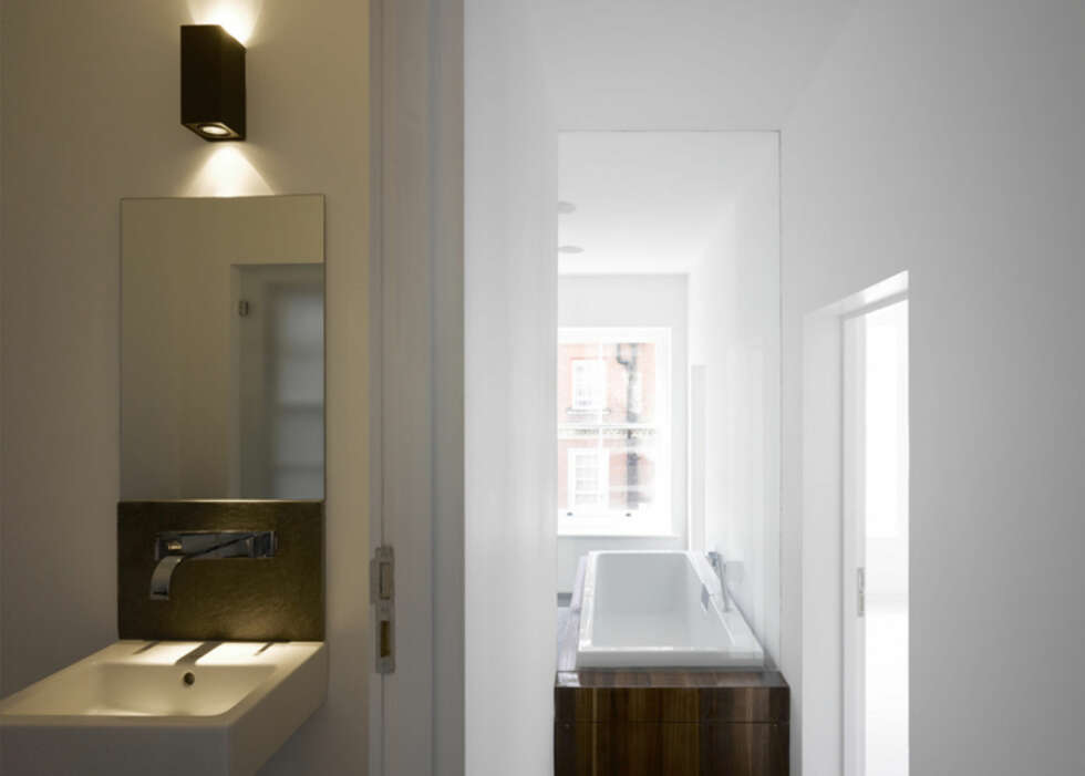 BLIR TIL BADEKAR: Trappen i valnøtt strekker seg inn på badet og omslutter det store badekaret. BLIR TIL BADEKAR: Trappen i valnøtt strekker seg inn på badet og omslutter det store badekaret.