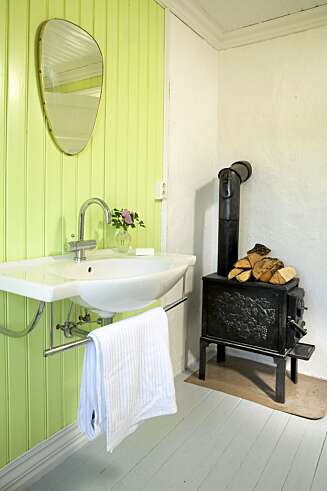 Den gamle vedovnen på badet tas i bruk når det er riktig kaldt ute. Heldig er den som kan ligge under dynen til det har blitt varmt! Den gamle vedovnen på badet tas i bruk når det er riktig kaldt ute. Heldig er den som kan ligge under dynen til det har blitt varmt!