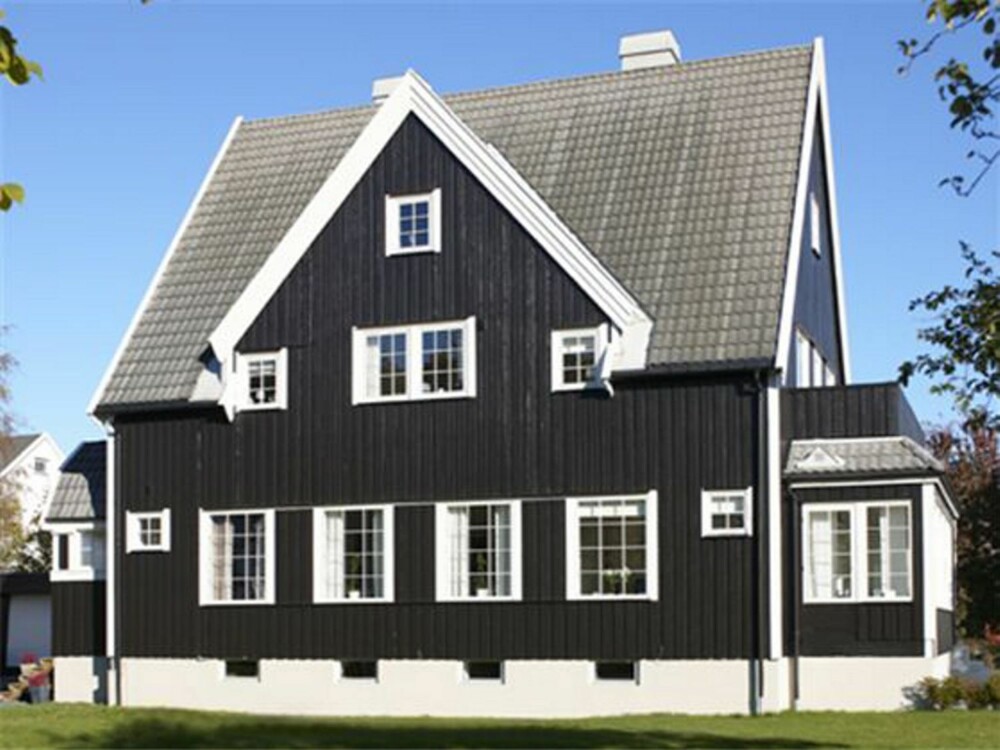 SVEVER: En hvitmalt grunnmur kan gi inntrykk av at huset svever og ikke er forankret i bakken. SVEVER: En hvitmalt grunnmur kan gi inntrykk av at huset svever og ikke er forankret i bakken.
