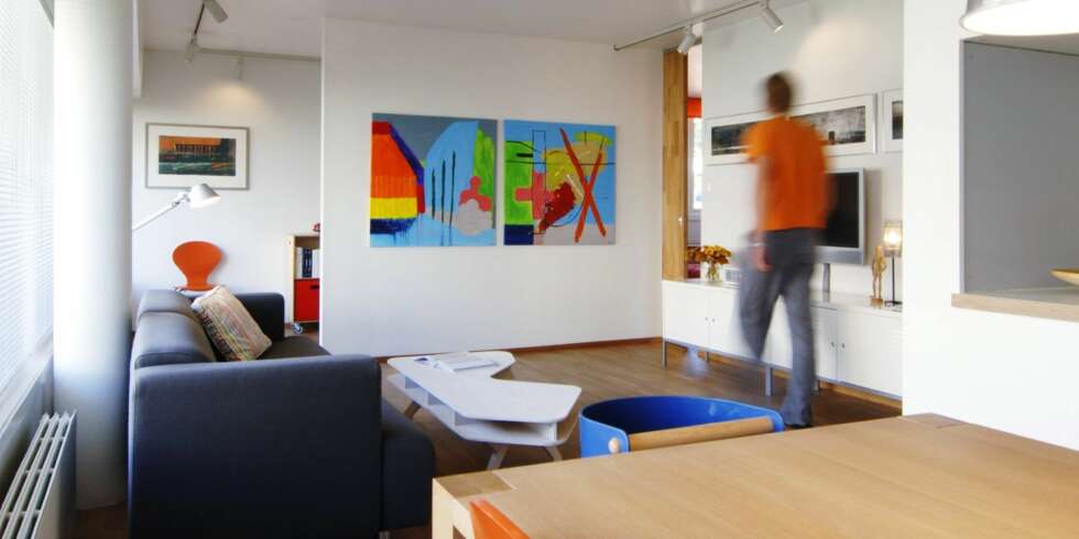 KOMPAKT INDRE: Se hvordan arkitekt Thomas Berge Andersen innredet blokkleiligheten sin på 65 kvadratmeter. Legg spesielt merke til skilleveggen som skaper en barnesone i enden av stuen. KOMPAKT INDRE: Se hvordan arkitekt Thomas Berge Andersen innredet blokkleiligheten sin på 65 kvadratmeter. Legg spesielt merke til skilleveggen som skaper en barnesone i enden av stuen.