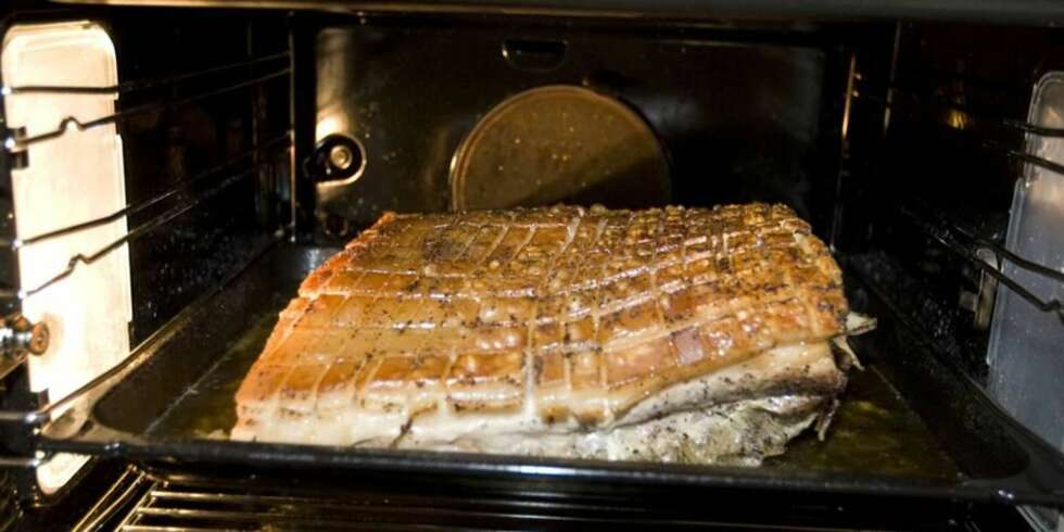 FETT OG SØL: Alle som har laget julemiddag vet av erfaring at det er et ork å vaske ribbepannen i etterkant. FOTO: Thinkstock FETT OG SØL: Alle som har laget julemiddag vet av erfaring at det er et ork å vaske ribbepannen i etterkant. FOTO: Thinkstock