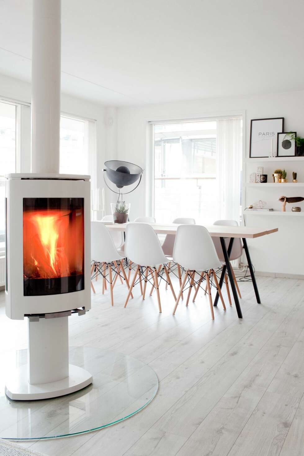 FRITTSTÅENDE: Peisen midt i stuen er fra Jøtul og var et must, ifølge Lene. Stolene er kopier av Eames-stolene, og bordet er satt sammen av trebord fra parkettleverandøren Dinesen og bordbein fra Hay. Den store lampen i hjørnet er fra Bolia. FOTO: Irene Sandved Lunde FRITTSTÅENDE: Peisen midt i stuen er fra Jøtul og var et must, ifølge Lene. Stolene er kopier av Eames-stolene, og bordet er satt sammen av trebord fra parkettleverandøren Dinesen og bordbein fra Hay. Den store lampen i hjørnet er fra Bolia. FOTO: Irene Sandved Lunde