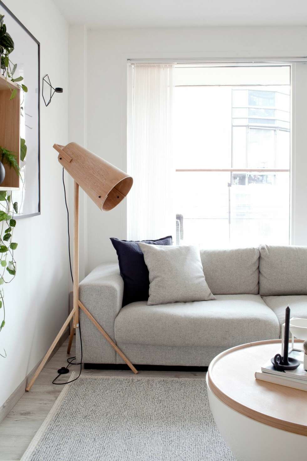 TO PUTER ER NOK: Sofa, bord og lampe er fra Bolia, mens putene i sofaen er fra Bolina. FOTO: Irene Sandved Lunde TO PUTER ER NOK: Sofa, bord og lampe er fra Bolia, mens putene i sofaen er fra Bolina. FOTO: Irene Sandved Lunde