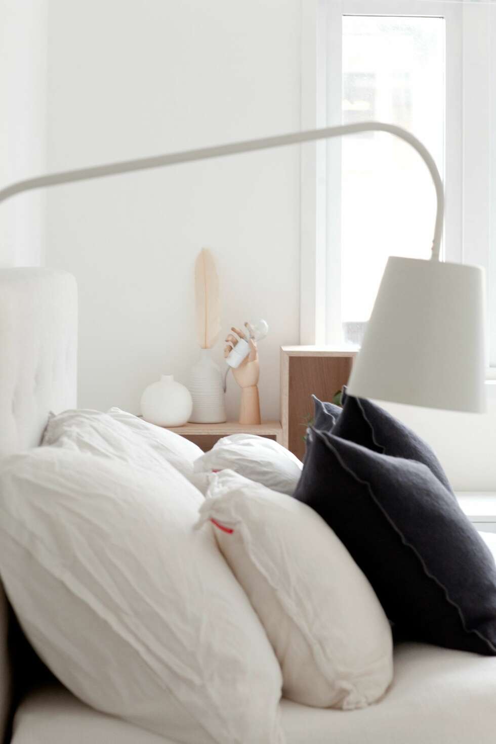 DIY-LAMPE: Lampen har Lene laget selv, mens sengeteppet og putene er fra Bolina. Trehånden er fra Hay. FOTO: Irene Sandved Lunde DIY-LAMPE: Lampen har Lene laget selv, mens sengeteppet og putene er fra Bolina. Trehånden er fra Hay. FOTO: Irene Sandved Lunde