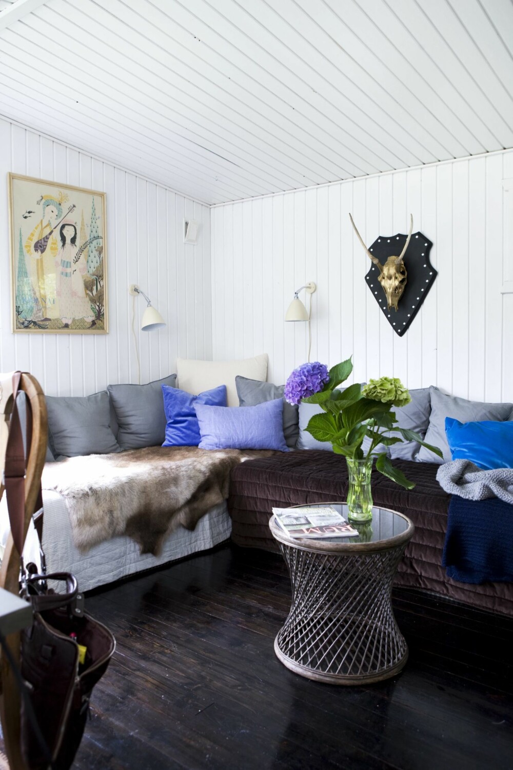 HJØRNESOFA PÅ BUDSJETT: Det er ikke vanskelig å lage sin egen hjørnesofa. Med noen rammemadrasser og løse puter, så kommer du langt. HJØRNESOFA PÅ BUDSJETT: Det er ikke vanskelig å lage sin egen hjørnesofa. Med noen rammemadrasser og løse puter, så kommer du langt.