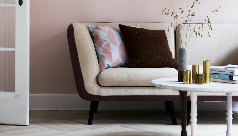 GOD ATMOSFÆRE: Vi tilbringer mye tid i stuene våre. Det er ikke så mye som skal til for å gjøre den enda litt smartere og finere. Samme fargetone på sofa og vegg gjør at rommet virker større. GOD ATMOSFÆRE: Vi tilbringer mye tid i stuene våre. Det er ikke så mye som skal til for å gjøre den enda litt smartere og finere. Samme fargetone på sofa og vegg gjør at rommet virker større.
