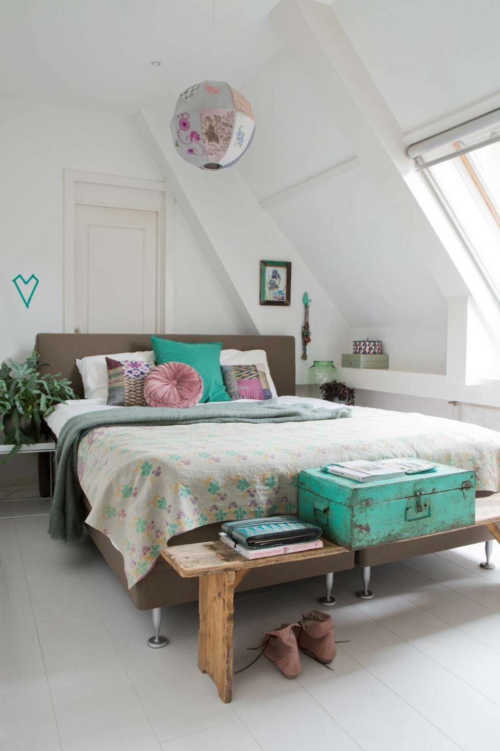 FIN FARGEMIKS: Jadegrønt og burgunderrødt går igjen på soverommet. Den håndlagde taklampen er fra designer Maartje van den Noort (maartjevandennoort.nl).
Sengeteppet er laget av gamle, indiske sarier, og putene har Maaike samlet gjennom mange år. FIN FARGEMIKS: Jadegrønt og burgunderrødt går igjen på soverommet. Den håndlagde taklampen er fra designer Maartje van den Noort (maartjevandennoort.nl).
Sengeteppet er laget av gamle, indiske sarier, og putene har Maaike samlet gjennom mange år.