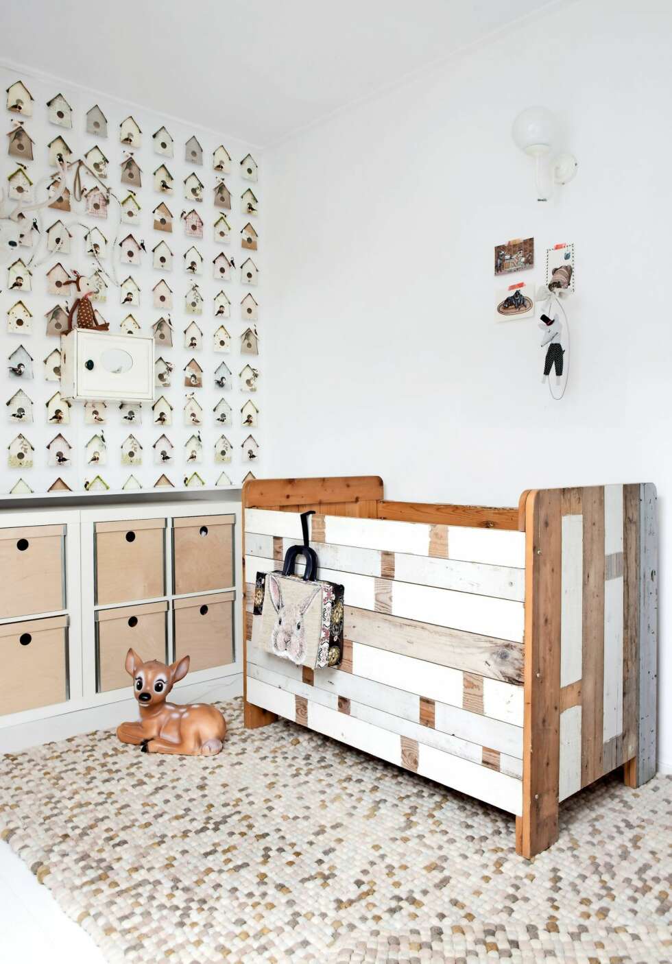 BARNEROMMET: Tapetet med fuglehus på Amelies rom er fra Studio Ditte. Sengen er fra Huis & Grietje. De selger håndlagde møbler av restetre. Bambi-lampen er fra Saartje Prum (saartjeprum.nl) og teppet fra Leen Bakker. BARNEROMMET: Tapetet med fuglehus på Amelies rom er fra Studio Ditte. Sengen er fra Huis & Grietje. De selger håndlagde møbler av restetre. Bambi-lampen er fra Saartje Prum (saartjeprum.nl) og teppet fra Leen Bakker.